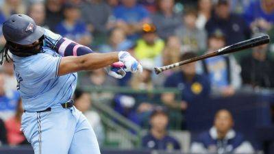 Vladimir Guerrero-Junior - Chris Bassitt - Blue Jays - Vladimir Guerrero Jr.'s bat gets stuck in protective netting - ESPN - espn.com