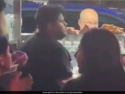 Wasim Akram - Shahid Afridi - Video Of Man Eating Fast Food Viral. Internet Thinks It's Azam Khan, Trolls Pakistan Star Amid T20 World Cup - sports.ndtv.com - Usa - New York - India - Pakistan