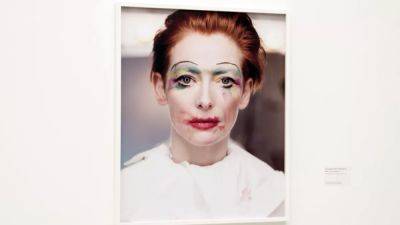 Saatchi Gallery show explores changing face of fashion photography - euronews.com - France - Switzerland