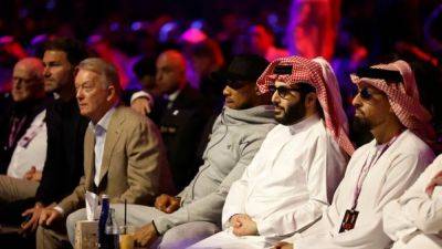 Saudi wealth fund holding talks to create boxing league, sources say