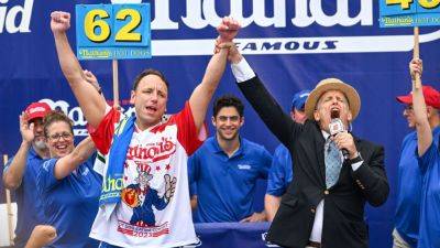 Sponsor conflict keeping Joey Chestnut from hot dog eating contest - ESPN