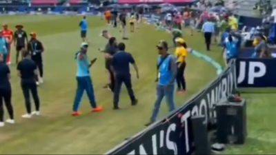 T20 World Cup - Viral Video: Fan Calls Pakistan Star "Fixer", Internet Says 'Bewakoof Log'