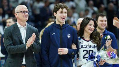 UConn's Dan Hurley says wife got ‘violently angry’ in the early days of Lakers' interest: 'She got emotional'