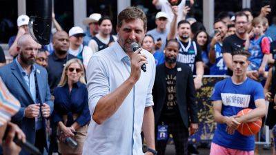 Steve Nash - Luka Doncic - Dirk Nowitzki - Mavericks great Dirk Nowitzki nearly knocked to the ground during fan's failed dunk attempt - foxnews.com - Usa - state Texas - county Dallas - county Maverick
