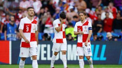 Spain's "vertical football" too much for ageing Croatia