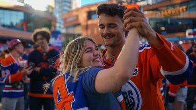 Oilers fans flock to downtown Edmonton ahead of Game 4 of Stanley Cup final
