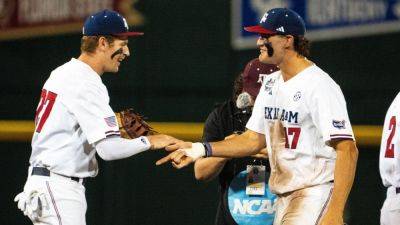 Texas A&M robs homer in ninth, tops Florida in MCWS thriller - ESPN