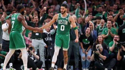 Kristaps Porzingis - Jayson Tatum - Jaylen Brown - Celtics stomp Mavericks in Game 5, clinch record 18th NBA title - ESPN - espn.com - Los Angeles - county Dallas - county Maverick