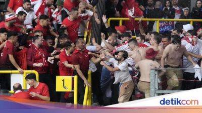 Turki vs Georgia: Suporter Baku Hantam-Atap Stadion Bocor - sport.detik.com - Georgia