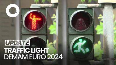 Demam Euro Landa Frankfurt, Pejalan Kaki pun 'Dikartu Merah' - sport.detik.com