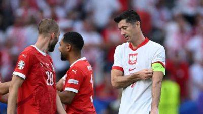 Poland missed moment with late Lewandowski introduction, says coach