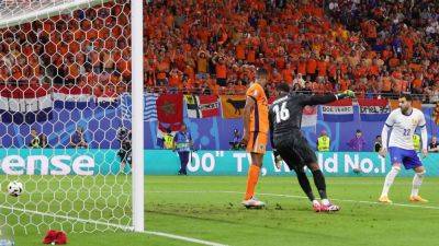 Denzel Dumfries - Anthony Taylor - Stuart Attwell - Mike Maignan - VAR Review: Why Simons' goal for Netherlands was offside - ESPN - espn.com - France - Germany - Netherlands - Switzerland
