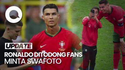 Cristiano Ronaldo - Beda Reaksi Ronaldo Saat Ditodong 3 Fans Minta Swafoto - sport.detik.com - Portugal
