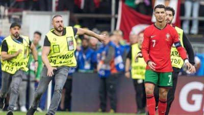 Cristiano Ronaldo selfie hunters a security 'concern' for Portugal - Roberto Martinez