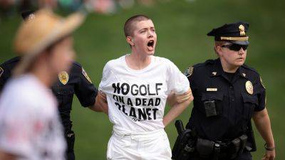 James Gilbert - Scottie Scheffler - River Highlands - Tom Kim - Protesters storm 18th green at Travelers Championship during crucial moment - foxnews.com - state Connecticut - county Highlands