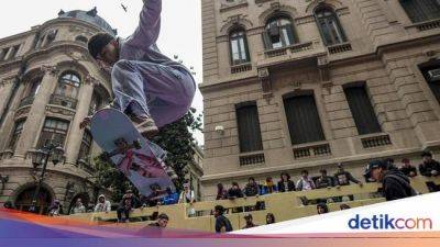 Puluhan Skater Beraksi di Jalanan Chile Peringati Hari Skateboard Sedunia