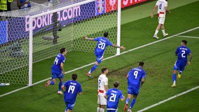 Last-gasp Zaccagni goal sends Italy into the final 16
