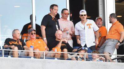 Peyton Manning, Morgan Wallen hug after Tennessee hits home run to start deciding College World Series game