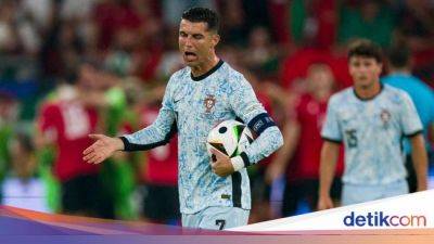 Cristiano Ronaldo - Piala Eropa - Ngeri! Momen Ronaldo Nyaris Ketiban Fans dari Tribune - sport.detik.com - Portugal - Georgia