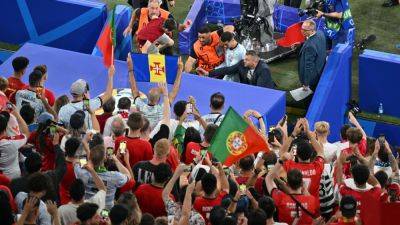 Euro 2024: Ronaldo narrowly avoids fan jumping from crowd - ESPN
