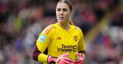 England goalkeeper Mary Earps to leave Manchester United