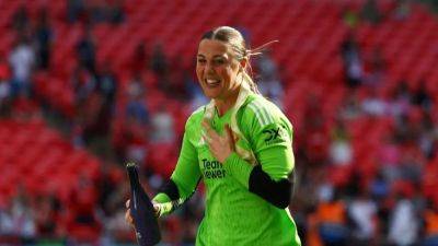 England keeper Earps to leave Manchester United