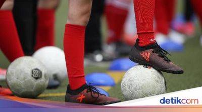 Viral Pemain Liga 1 Keroyok Wasit Hingga Masuk RS saat Laga Tarkam - sport.detik.com - Indonesia - Instagram