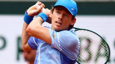 Australian De Minaur stuns Medvedev to reach French Open quarters