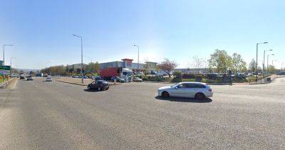 Fire crews rush to crash on busy Tameside road - manchestereveningnews.co.uk