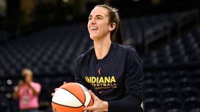 Caitlin Clark lauds childhood idol Diana Taurasi ahead of first WNBA matchup: 'One of the greatest players'