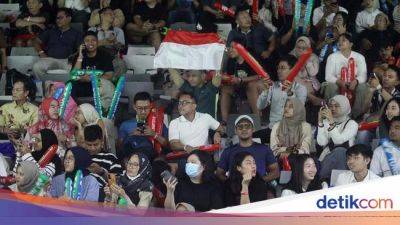 Aksi Penonton Dorong Semangat Atlet Indonesia di Indonesia Open 2024
