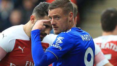 Vardy signs new one-year deal with Leicester