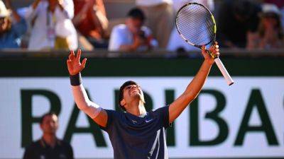 Carlos Alcaraz tops Jannik Sinner to reach 1st French Open final - ESPN