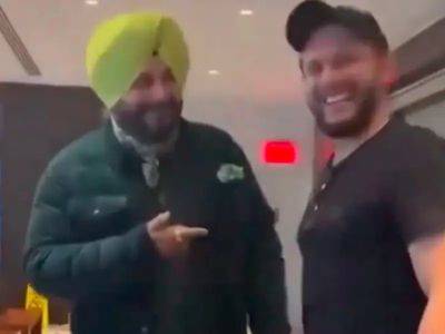 India vs Pakistan: Navjot Singh Sidhu Meets Shahid Afridi. Chat Goes Viral Ahead Of T20 World Cup Clash - Watch