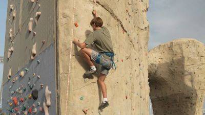 Outdoors and indoors fun in Qatar from rock climbing to parkour - euronews.com - Qatar