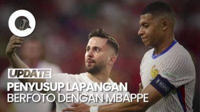 Kylian Mbappe - Wajah Tak Senang Mbappe Saat Diminta Selfie Penyusup Lapangan - sport.detik.com