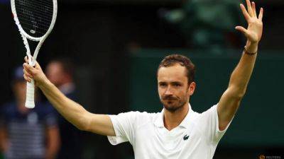 Medvedev outlasts Sinner to reach Wimbledon semi-final