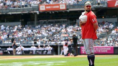 Aaron Boone - Yankees, Reds players engage in national anthem standoff before Fourth of July game - foxnews.com - county York - county Bronx