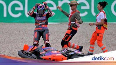 Francesco Bagnaia - Jorge Martín - Pecco Bagnaia - Jorge Martin Frustrasi Usai Crash Jelang Finis - sport.detik.com