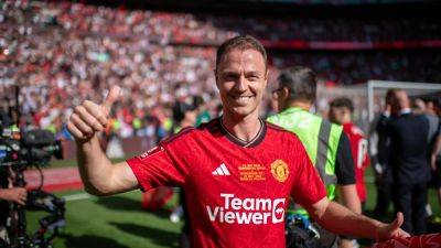 Jonny Evans extends stay with Manchester United