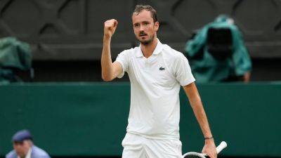 Daniil Medvedev tops Jannik Sinner to reach Wimbledon semis - ESPN