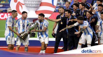 Saat Messi Nggak Mau Angkat Trofi Copa America 2024 Sendirian