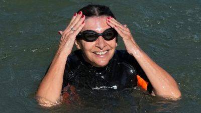 Anne Hidalgo - Paris mayor swims in Seine River to prove it's clean ahead of Olympic Games - foxnews.com - county Hall