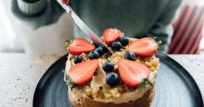 Genius cake-cutting hack produces 32 even slices every time – guests will never go hungry - manchestereveningnews.co.uk - Instagram