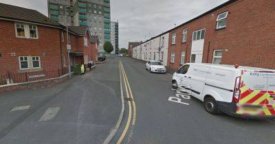 Fire crews race to building after blaze breaks out at flat - manchestereveningnews.co.uk