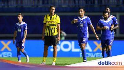 Borussia Dortmund - Dortmund Disikat 0-4 oleh Teerasil Dangda Cs - sport.detik.com - Thailand - county Lee