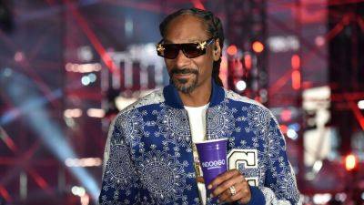 Snoop Dogg to carry Olympic torch ahead of Paris opening ceremony - ESPN