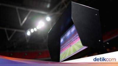 Protes VAR Berujung Lemparan Camilan Bikin Laga Dihentikan - sport.detik.com