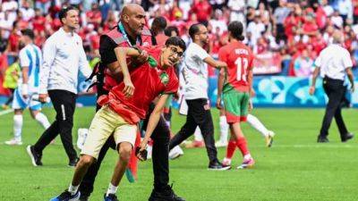 Morocco fans force suspension of Olympic soccer opener before team emerges with win over Argentina