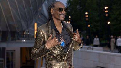 Olympics 2024: Snoop Dogg carries torch for Paris Games - ESPN